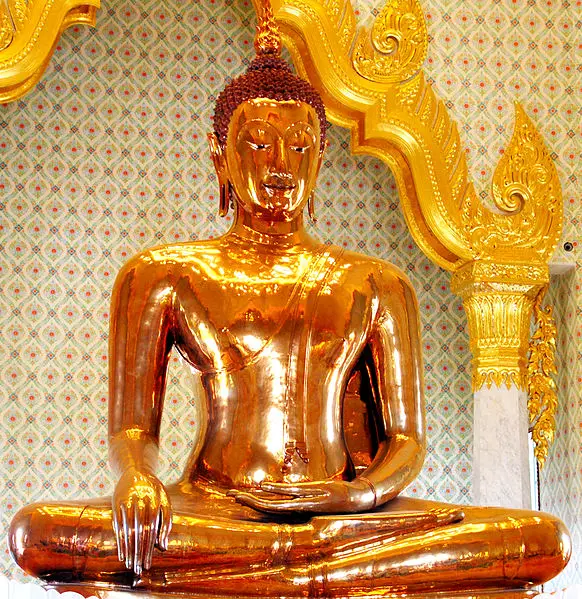 Golden_Buddha_statue_at_Wat_Traimit Bangkok