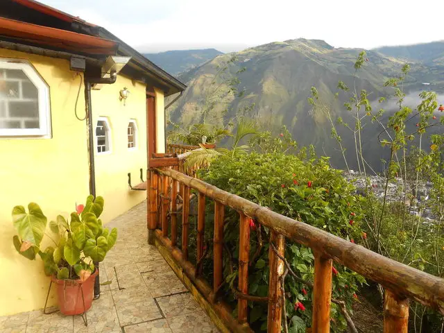 la casa amarilla baños hotel 