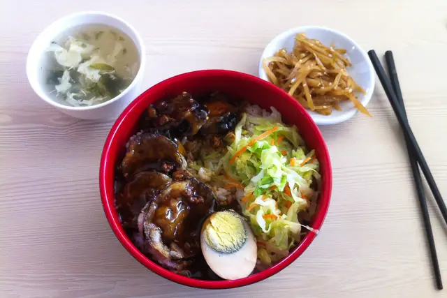 Chinese food, bowl of noodles and vegetables, bowl of soup and bowl of shredded cabbage, with chopsticks 