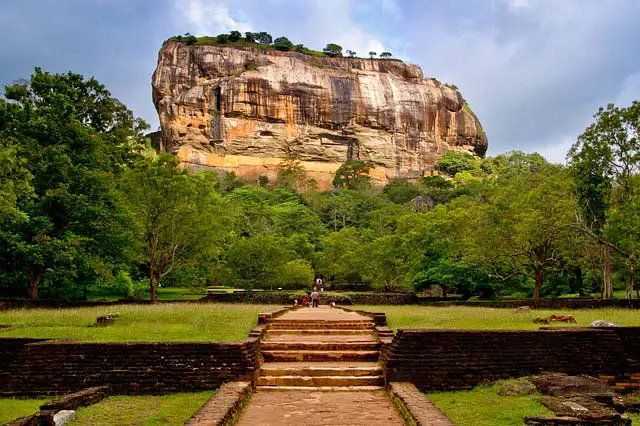 Temple exploring in Sri Lanka - Sigiriya